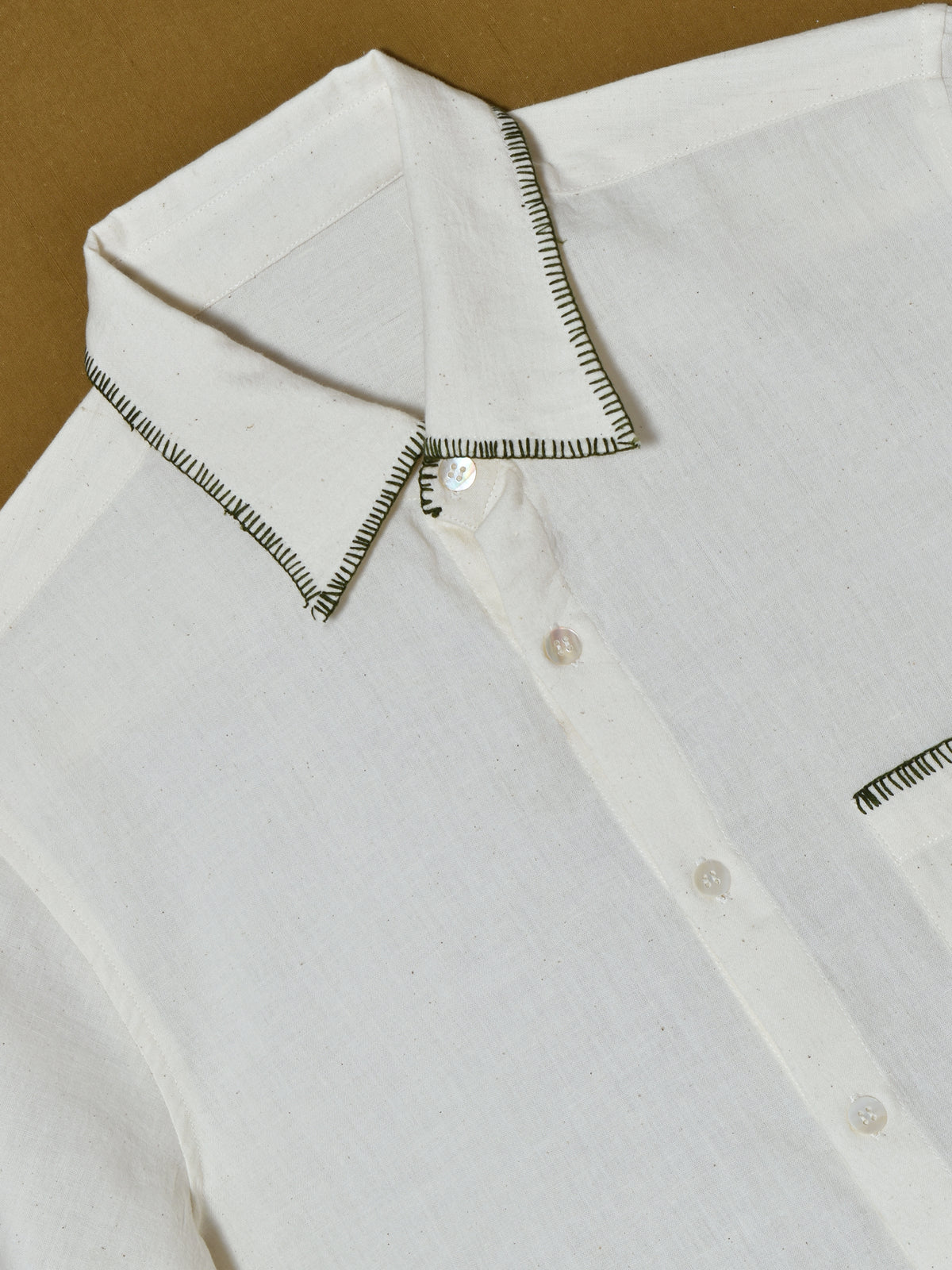 Camisa Bordada con Punto de Ojal