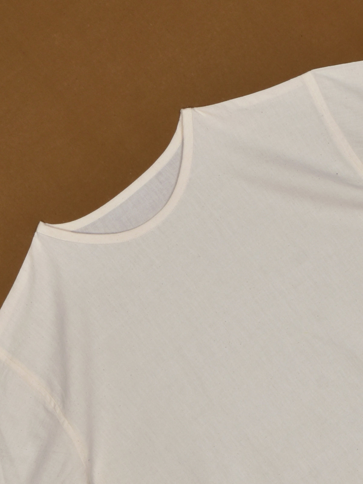 Camiseta extragrande con cuello redondo y bordado de contraste pespunteado