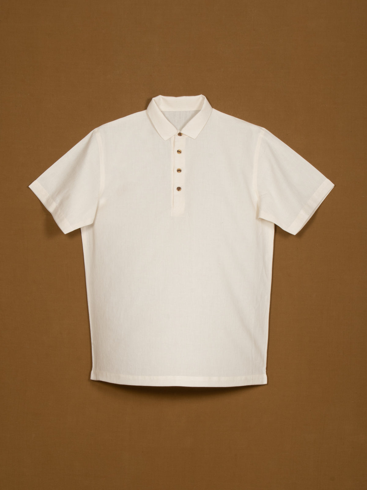 Polo con cuello y tapeta popover