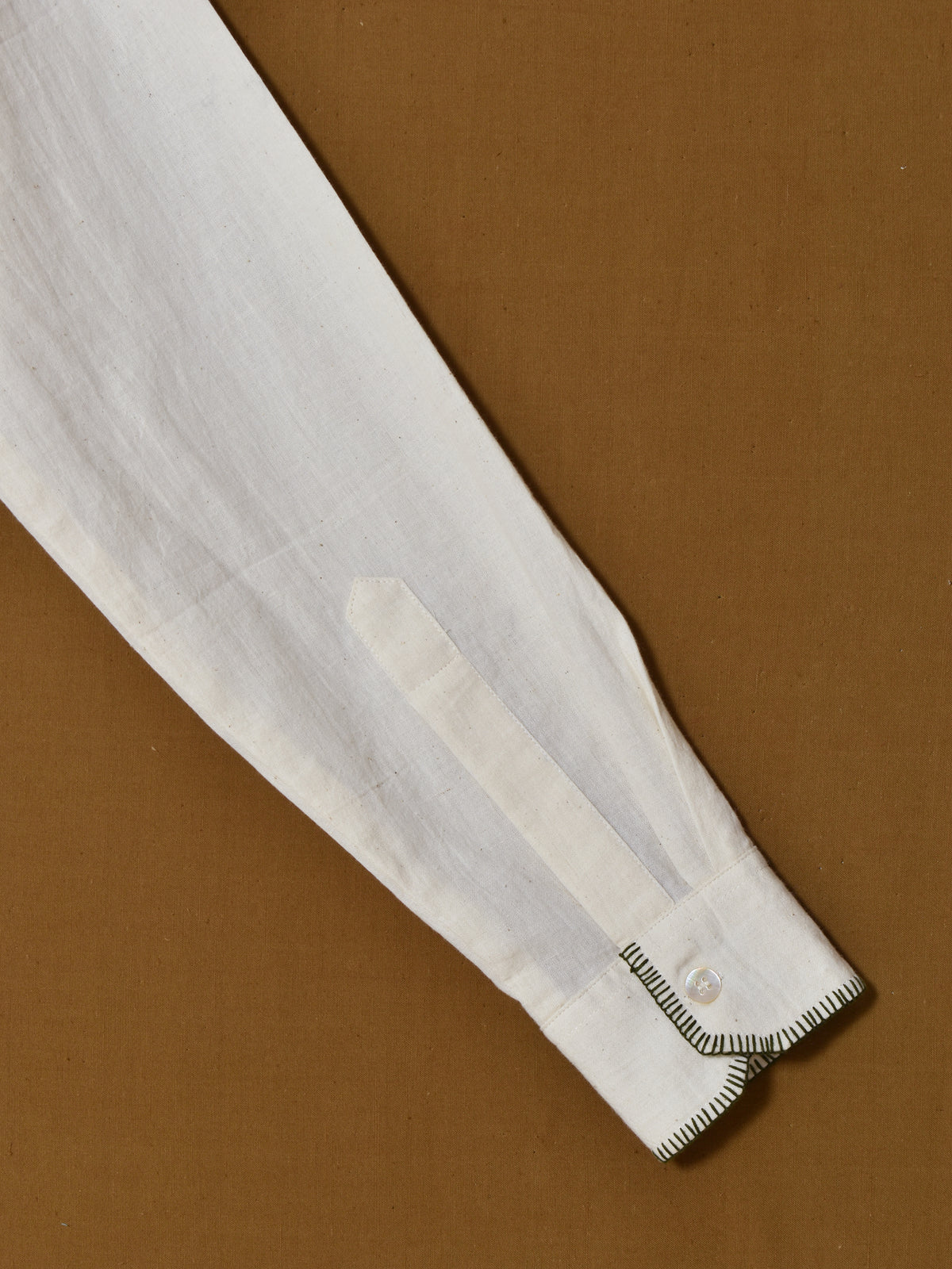Camisa Bordada con Punto de Ojal