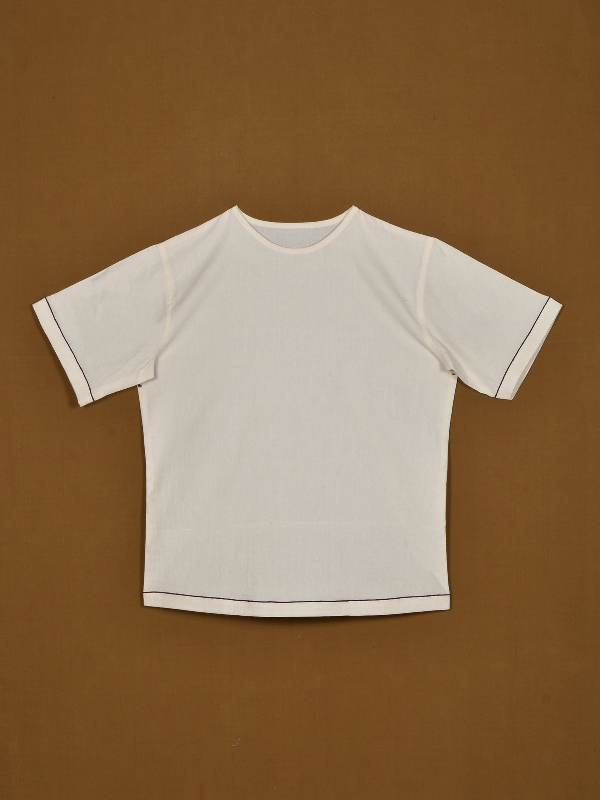 Camiseta extragrande con cuello redondo y bordado de contraste pespunteado