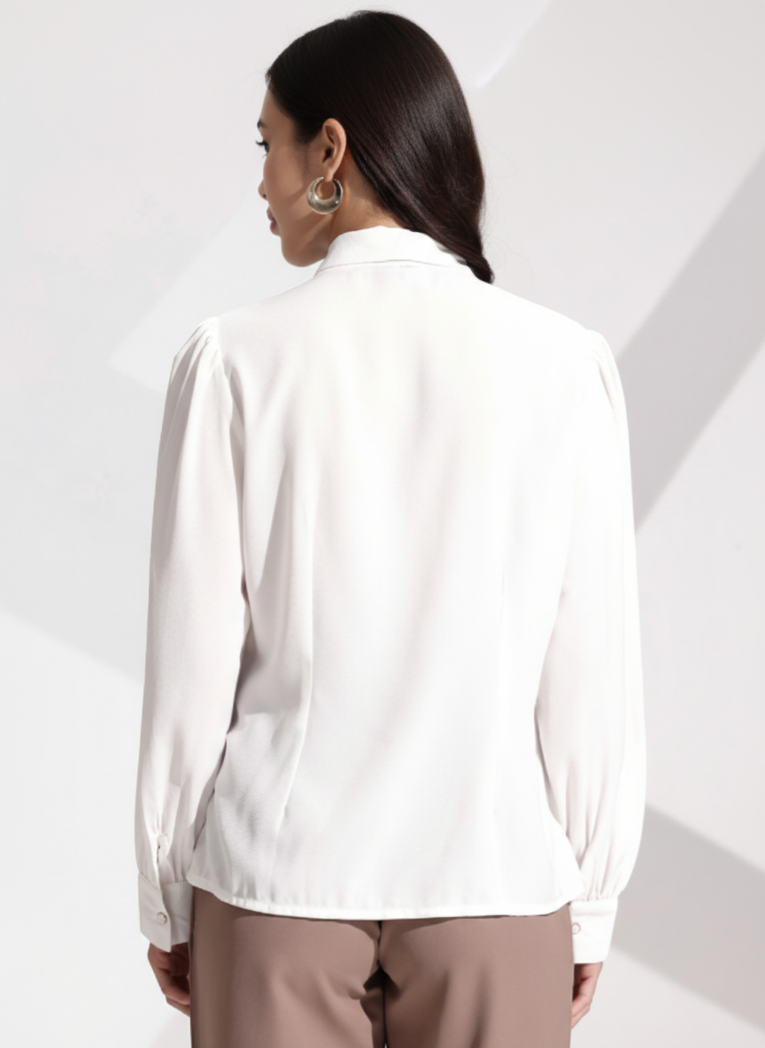 Camisa con cuello plano y botones ocultos
