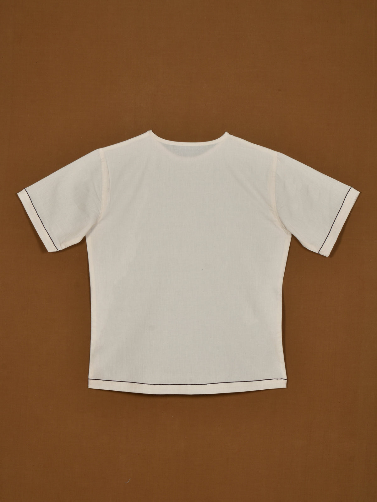 Camiseta extragrande con cuello redondo y bordado de contraste pespunteado