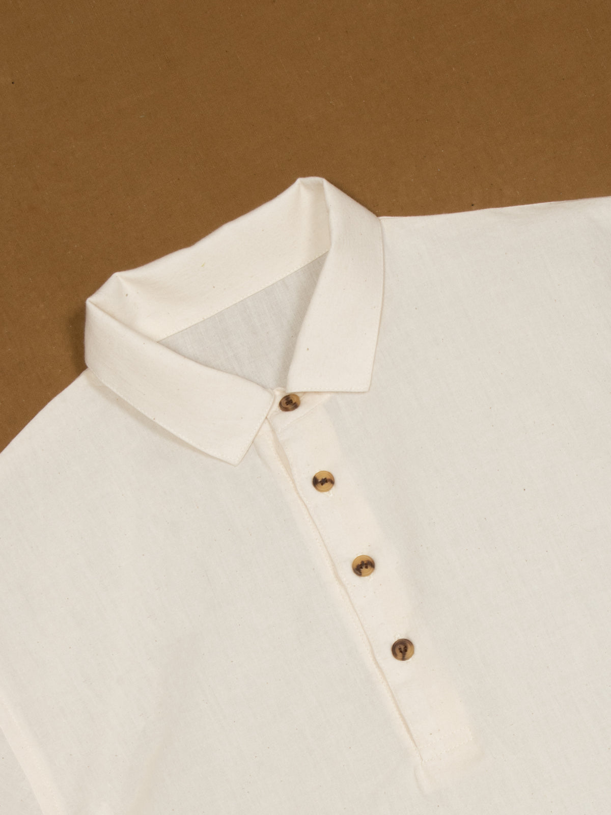 Polo con cuello y tapeta popover